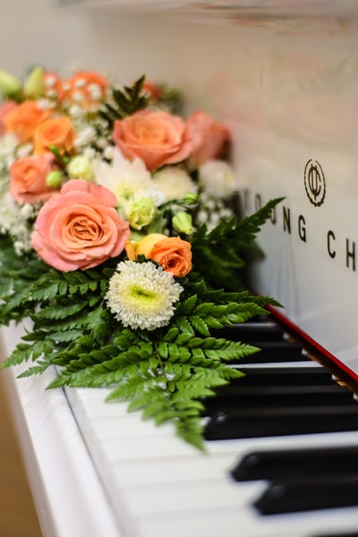钢琴琴键上的五彩缤纷的花朵